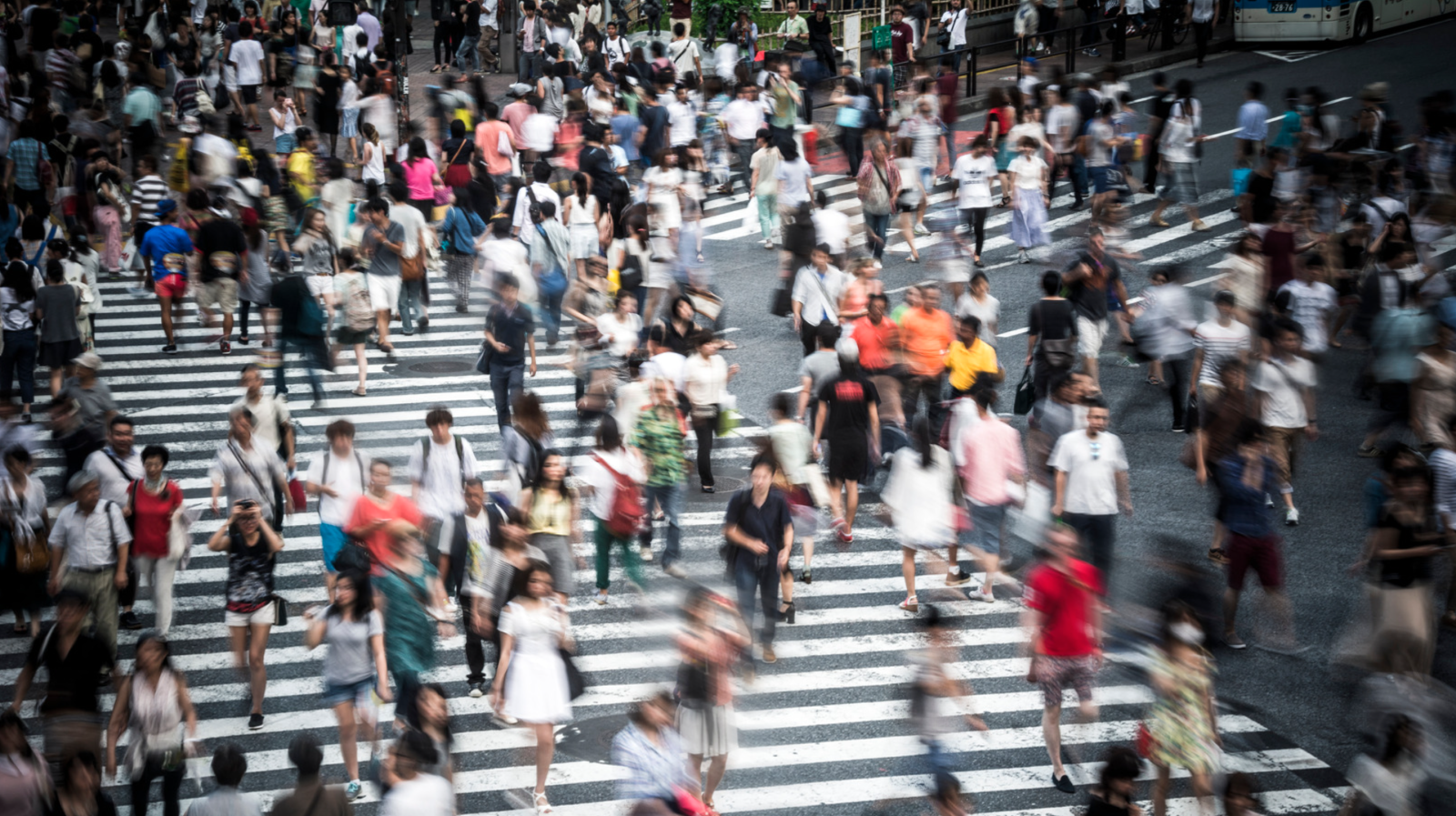 persone che attraversano la strada