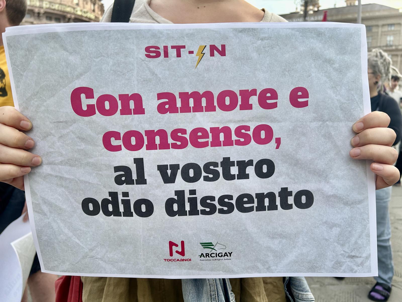 Sit in Arcigay e Tocca a noi contro la risoluzione Sasso