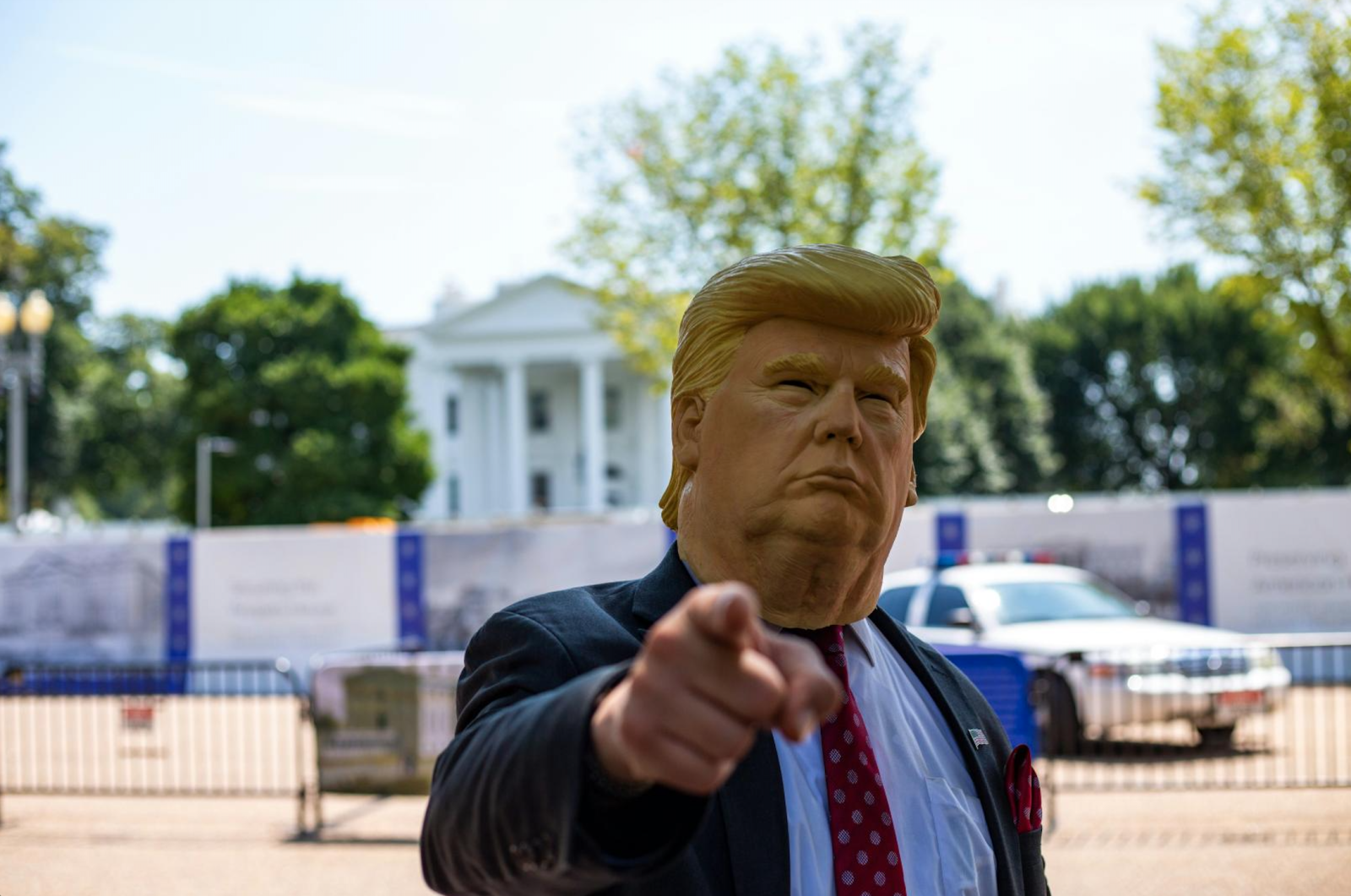 persona con maschera di trump